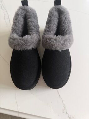 UGG® Nita Genuine Shearling Slipper Women's 5 new without box
